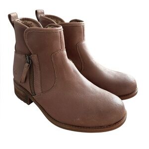 UGG womens Lavelle brown boots size 6.